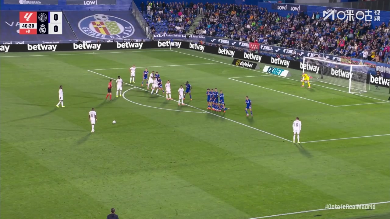 阿拉巴任意球攻門被神勇?lián)涑霭蜖栱f德小角度補(bǔ)射偏出